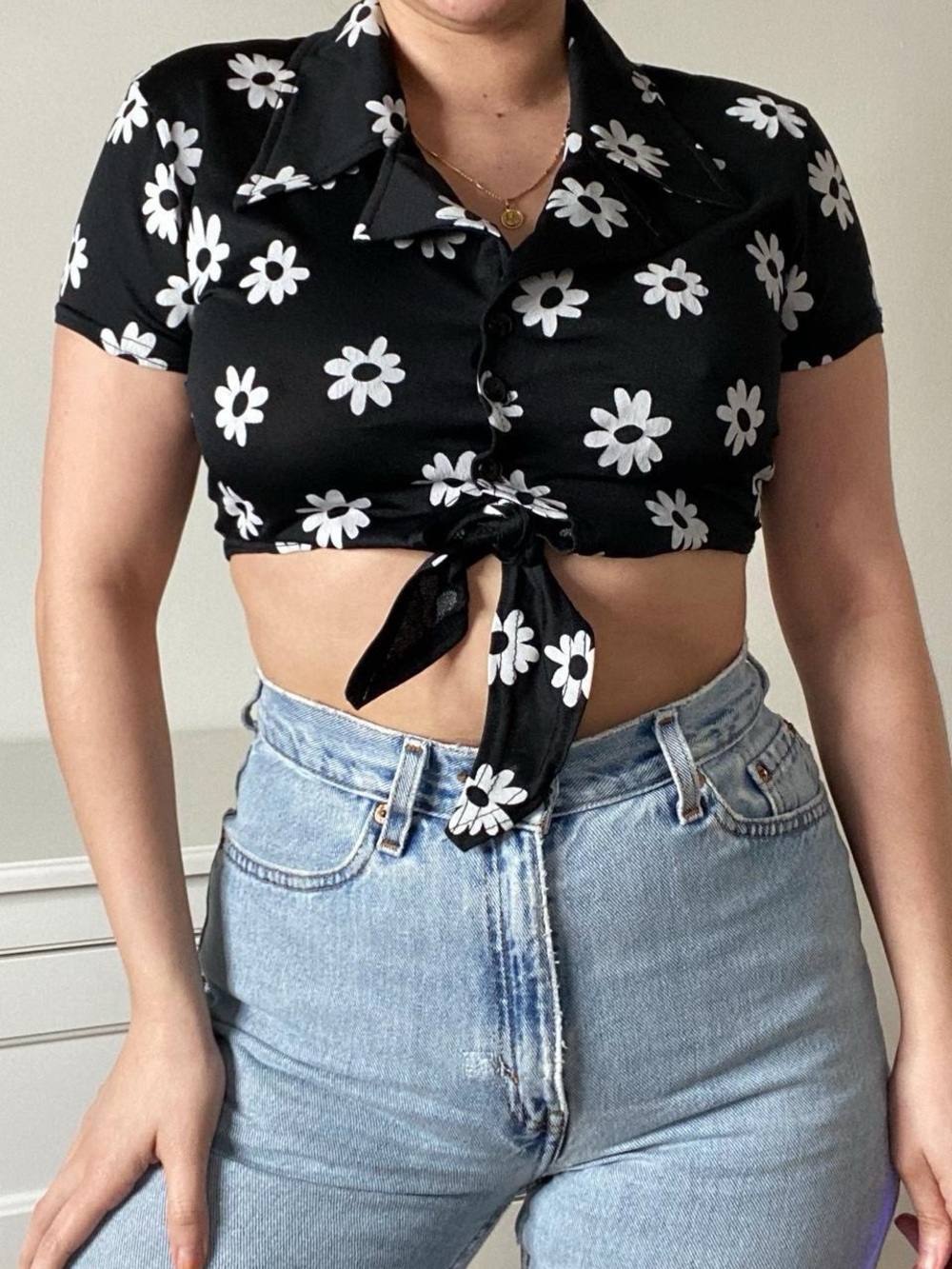 90s vintage Black Daisy Tie-Front Crop Top - Women